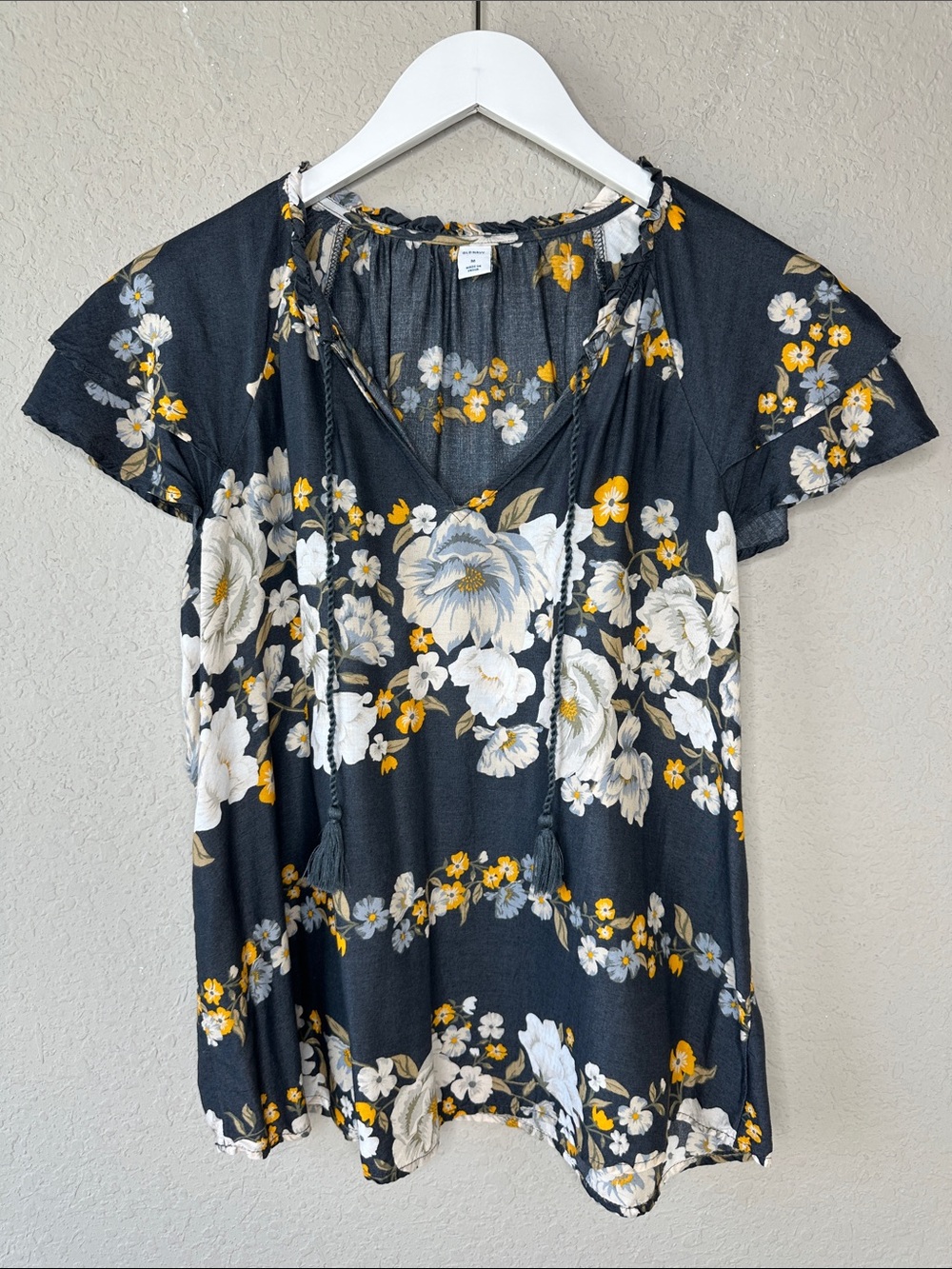 Old Navy Women's V Neck Top Size M Ruffle‎ Sleeves Tassel Tie Neckline Floral